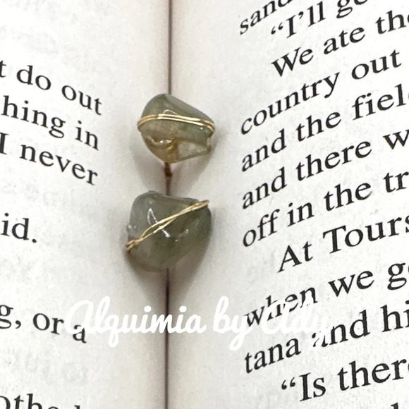 Super dainty Rainbow labradorite gold minimalist stud earrings - Picture 1 of 3